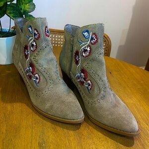 Carlos by Carlos Santana Embroidered Leather Vivien Bootie. Size 8